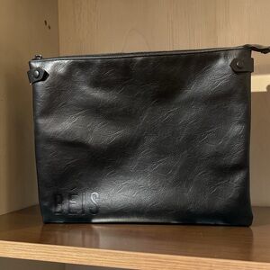 BEIS Black laptop case / travel Faux Leather in Black